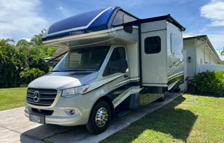 Blue Goose: Dynamax 24RW • Luxury Class C • WiFi