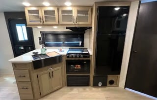 Bunkhouse RV Rental | Sleeps 8 | Outdoor Kitchen
