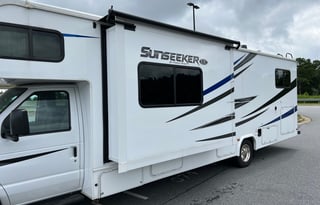 32*NEW 2023* Luxury SUNSEEKER 10 Sleeper w Bunks!