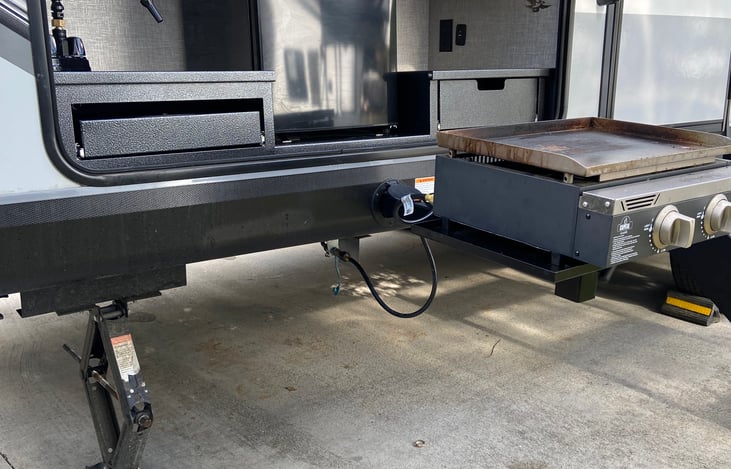 -Outdoor kitchen.
Rental comes with griddle included!