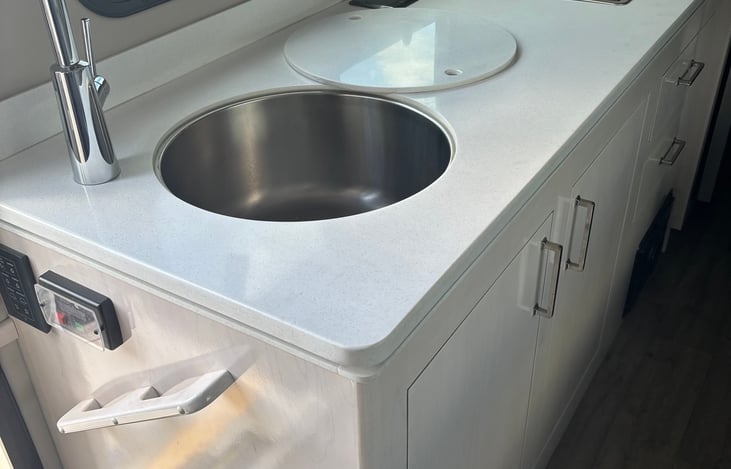 Good size deep sink w/cover!