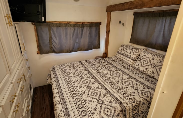 Queen bed, TV and lots of storage