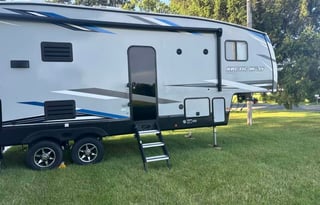 Beautiful, Clean, Modern 5th Wheel, Arctic Wolf