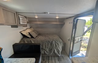 2024 Coleman Lantern 17b- Light & Easy Tow