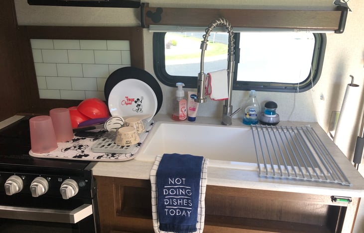 Having a wire rack & the extra coverage on the glass top makes having to wash dishes by hand a breeze.