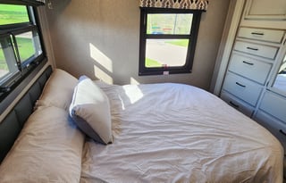 Sleeps 8 with Queen, Bunkbeds, Shower, Kitchen+