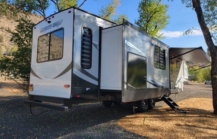 Rear propane quick connect for outdoor grilling