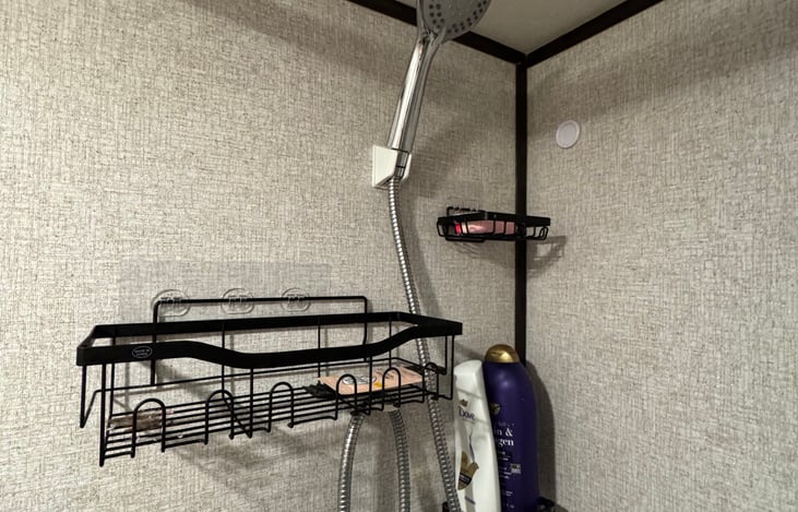 Plenty of storage in the shower to store your shower goodies.