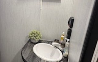 Camp w/Puma Thurman, a charming  Heartland Prowler