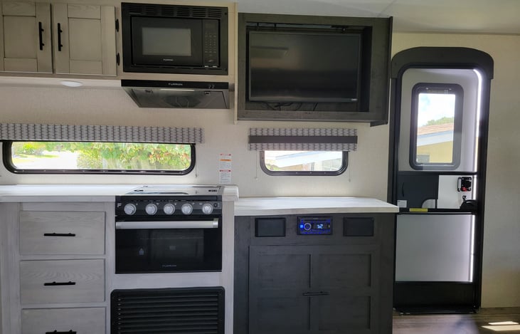 Entertainment - 32" Smart TV and Music/DVD player