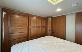 Explore in Style: 2018 Minnie Winnie 31G - Sleep9!