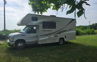 Adventure Ready! Winnebago Minnie Winnie sleeps 5