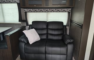 ★Full Size BUNKS★Private Queen Room★Exit 407