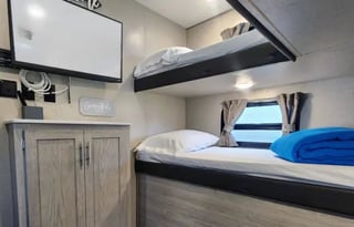 Catalina 2 bedrooms/ bunk room Sleeps 8 light w