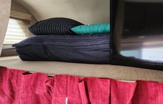 Neat 24ft class C, easy, comfy getaway!