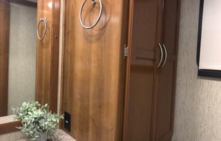 Glory Bound Adventure Coach *2 BATHROOMS*