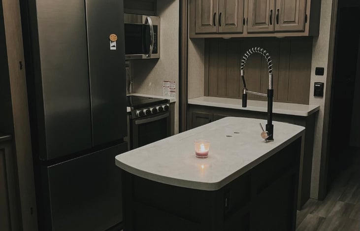 Great kitchen with plenty storage space, microwave, stove, big sink on the island, bar and residential fridge!