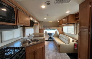 Explore in Style: 2018 Minnie Winnie 31G - Sleep9!