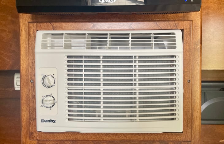 Powerful a/c keeps you cool on hot nights.