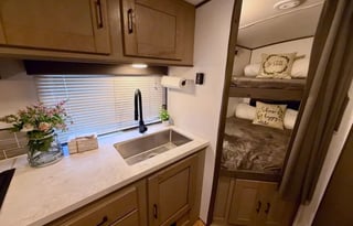 2021 Cruiser Twilight *King and Bunks* (BRFL 1818)