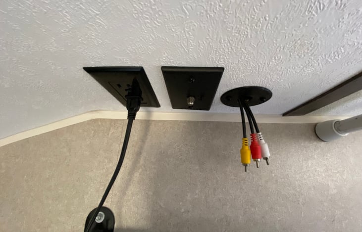 Dinette: dual outlets, cable outlet and three promg AV outlets