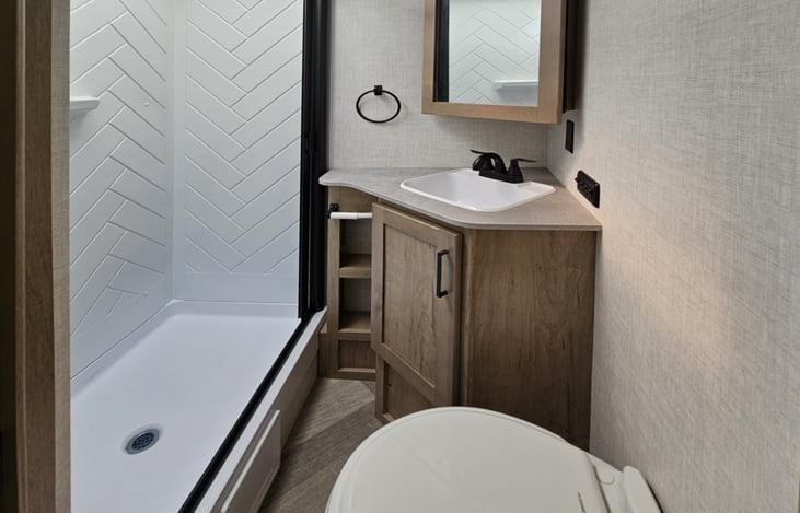 Well appointed bathroom with water-miser water heat for a but of luxury while you're in the outback!