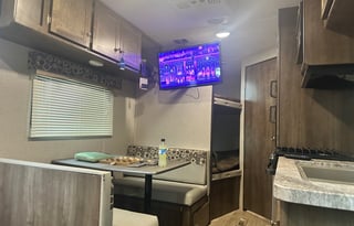 Modern Bunkhouse - Sleeps 8 - Delivery Available