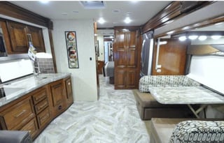 Luxury Disel Push, sleeps 8, 1.5 bath, washer &dry