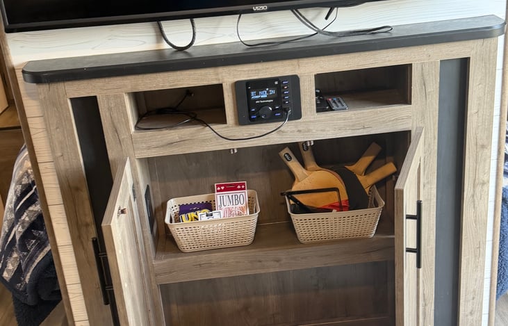 Audio with Bluetooth. Two speakers inside two outside. Tv is Lao hooked to audio for easy listening. Smart tv.