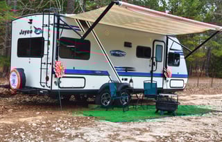 Piney Woods Couple Escape - GWTX1980