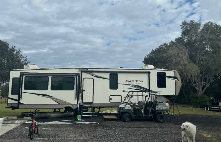 Huge 43' RV with 4 slide outs
