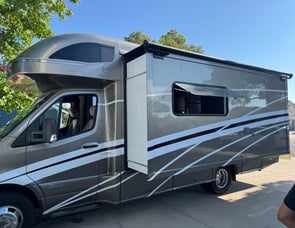 Winnebago Navion 24D