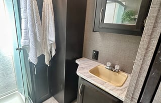 Modern 5th Wheel: Fireplace, Island & 2 Queens