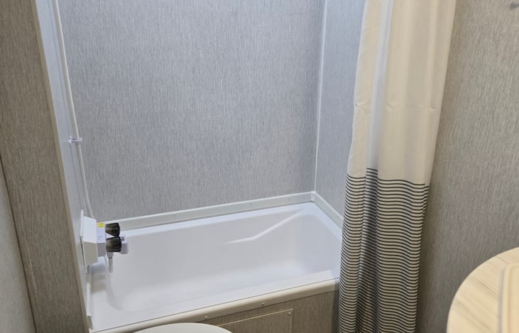 Bathroom with tub/shower