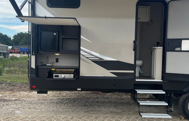 Outdoor kitchen/shows half bath