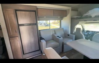 2021 Winnebago Spirit 26T couple & small family