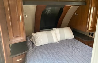 2018 Lance 27' Adventure Trailer Sleeps 4