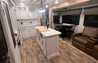Arcadia 370 RL - Luxurious Camping