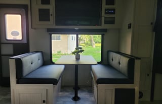 2023 Luxurious Family-Friendly Apex Ultra-Lite