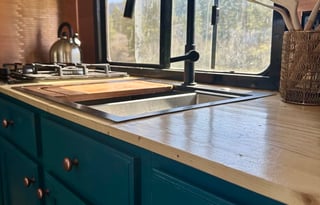 Off-grid, Renovated GLAMPING in the "Prowler"