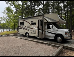 Coachmen RV Leprechaun 220QB Ford 350