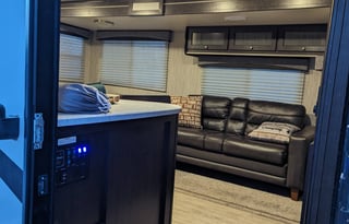 2020 Shadow Cruiser 280QBS - Sleeps 11 - Light