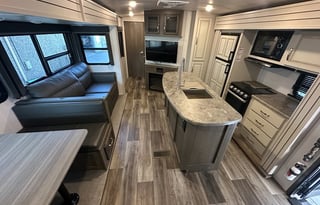 2021 Cougar 31 foot Half Ton friendly rear bunks