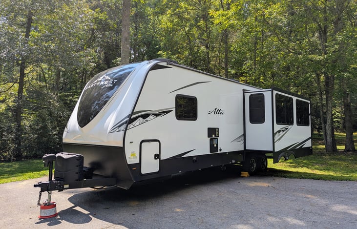 The East to West Alta is a spacious and luxurious camper. It features a bright and spacious interior, large kitchen island, 2 slide outs, king bed, outdoor kitchen, solar power and more.