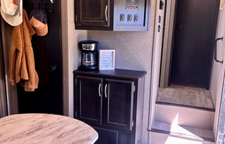 Modern 5th Wheel: Fireplace, Island & 2 Queens