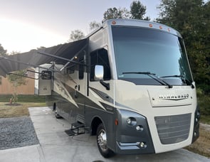 Winnebago Vista 32M