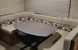 MoJo's 2018 Coachmen Freedom Express 29SE Sleeps 9