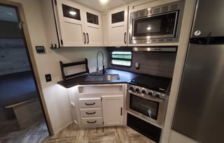 SLEEPS 9 100 weekday special, HUGE Temp housing