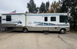 35ft Suncruiser Ready for Cruisin' in the Sun!