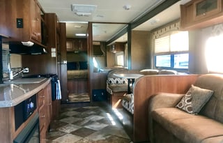 Coachmen RV Leprechaun 319DS Ford 450